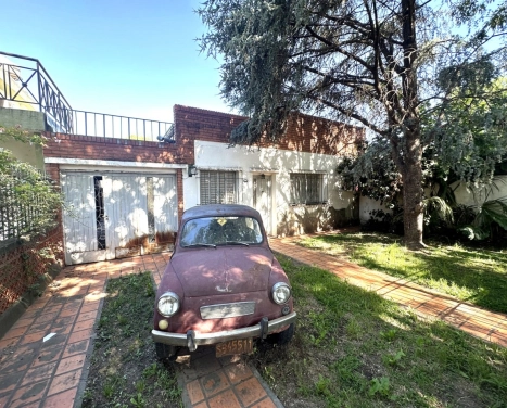 Terreno Urbano con casa reciclar - Ideal Uso Comercial