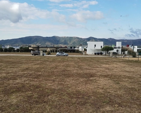 Lote en venta en Country Nautico Puerto del Aguila frente al Lago Los Molinos.