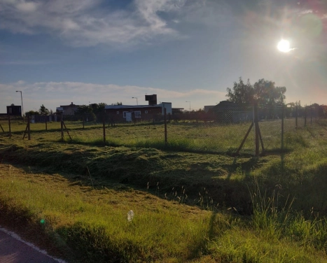 - RETASADO- Venta de lote en barrio abierto 