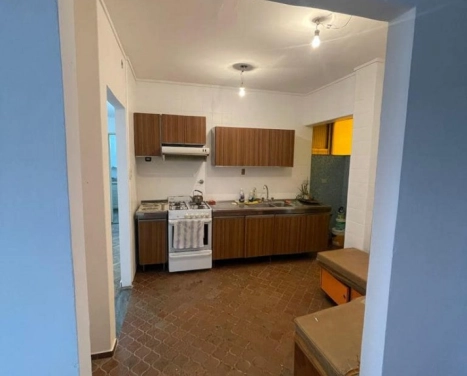 VENDO SEMIPISO 3 DORMITORIOS CON COCHERA AMPLIA. CENTRICO U$S 85.000.-