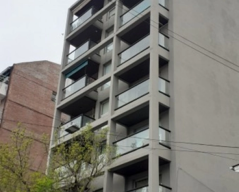 Departamento de 1 dormitorio con patio y cochera