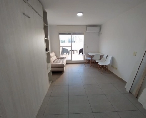 Cochabamba 136, Amplio Monoambiente con Patio! Posibilidad 1 dormitorio.