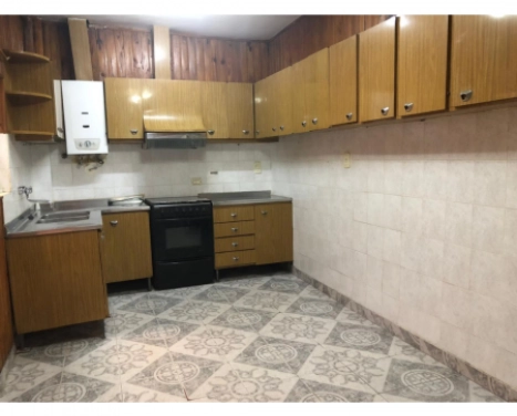 Depto. pasillo - Dos dormitorios - Dos plantas - Patio, lavadero, terraza con parrillero - San Martin 2300