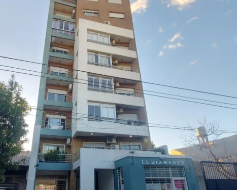 Vendo hermoso departamento 2 dormitorios, con cochera centrico
